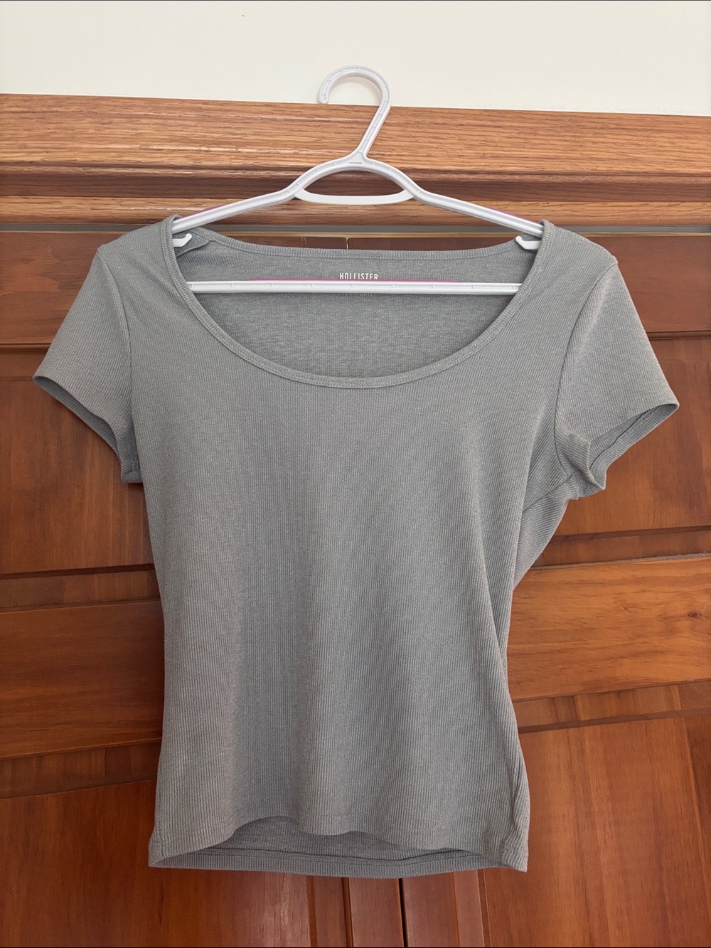 Hollister Short Sleeve Scoop Neck Top in Light Gray